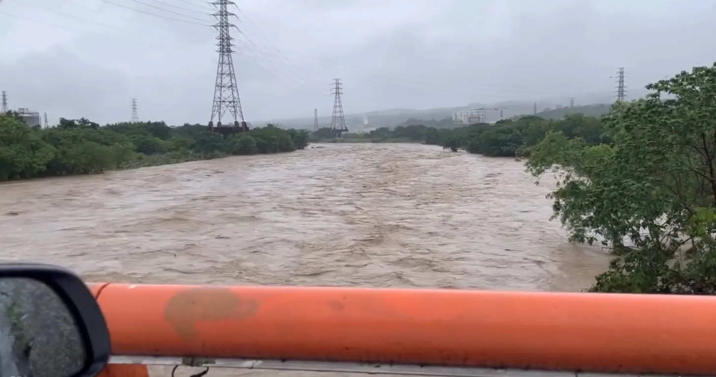 新竹縣新埔鎮鳳山溪新埔大橋,因水位高漲一度封橋。圖片來源:hank_0204授權