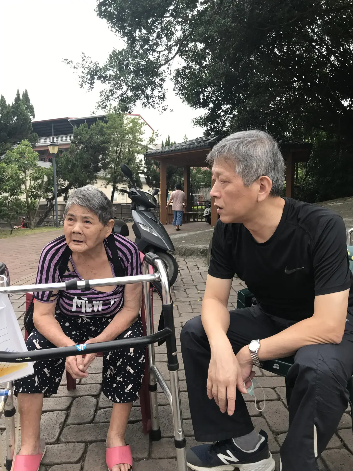 我到高雄美濃參訪,巧遇小時候隨父母親從新竹新埔南下高雄旗山耕田的阿婆,現在跟女兒住在美濃,我們在美濃庄頭伯公前聊了起來,她很好奇,為什麼我會講新竹的客家話。2021,高雄美濃。楊國鑫提供