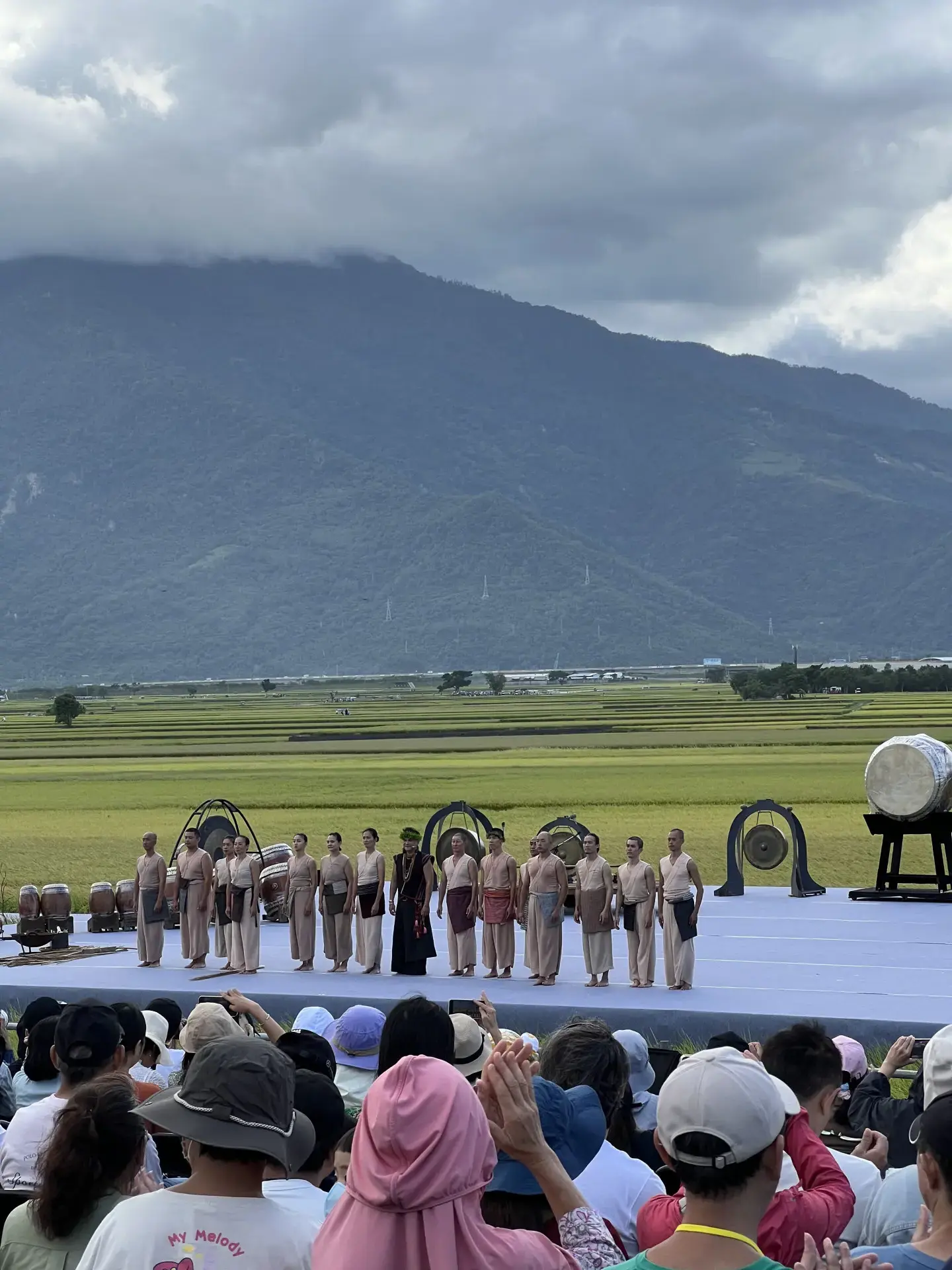 這是台灣客家二次移民的聚集地之一,台東池上的高山、稻田與優人神鼓。2025,池上。楊國鑫攝
