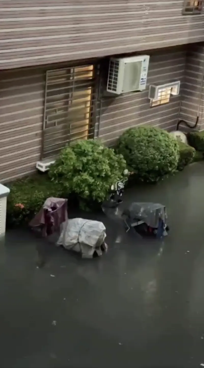 台南永康崑山清晨開始淹水，機車機身一半幾乎泡入水中。民眾提供