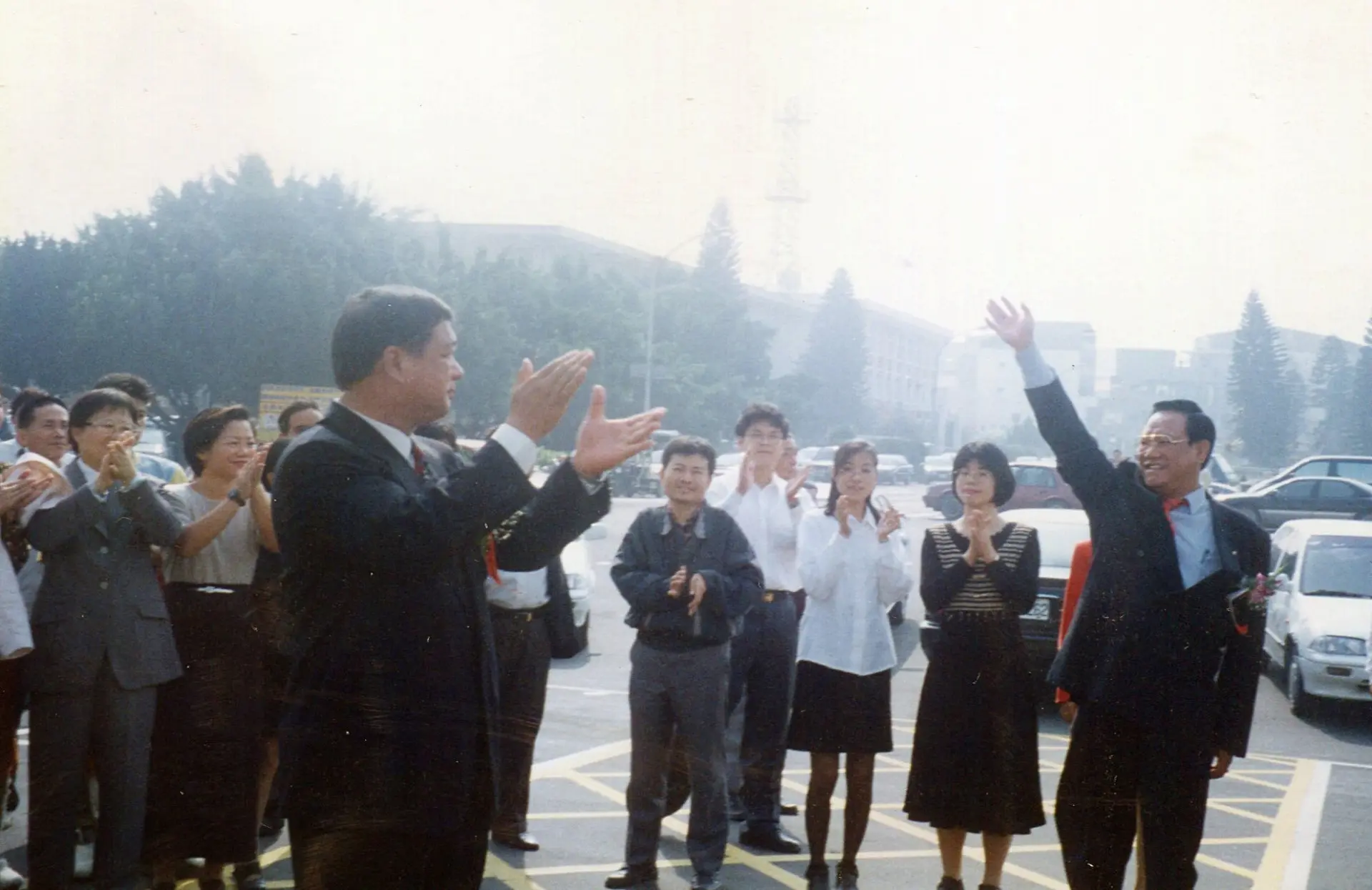 傅學鵬（左）擊敗何智輝（右）當選第13屆縣長，就職當天送何智輝離開縣府。何來美攝