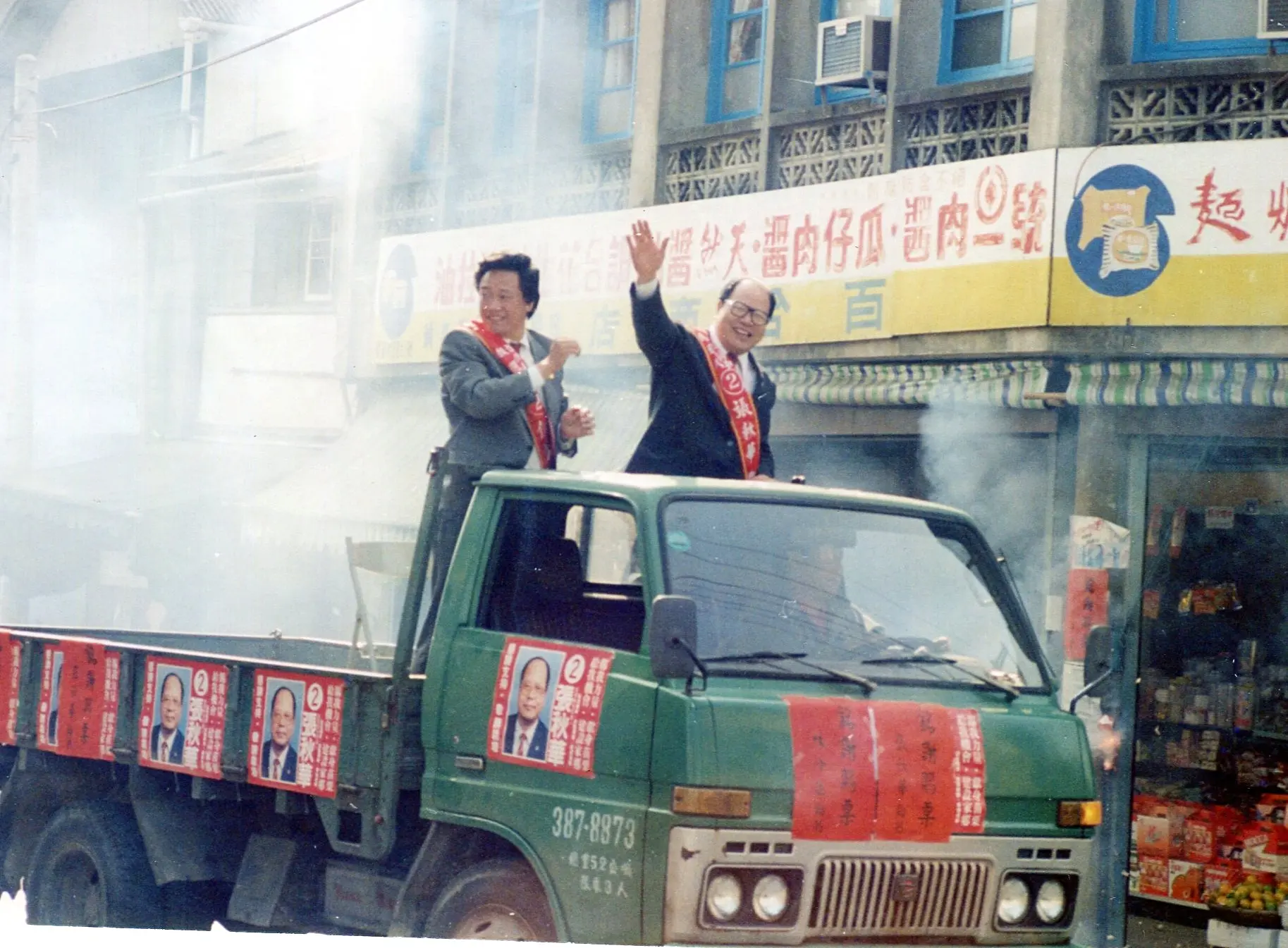 張秋華（右）與何智輝1989年連袂參選縣長、立委，當選後一起謝票，4年後卻決裂，何智輝脫黨參選縣長，並獲劉派支持當選。何來美攝