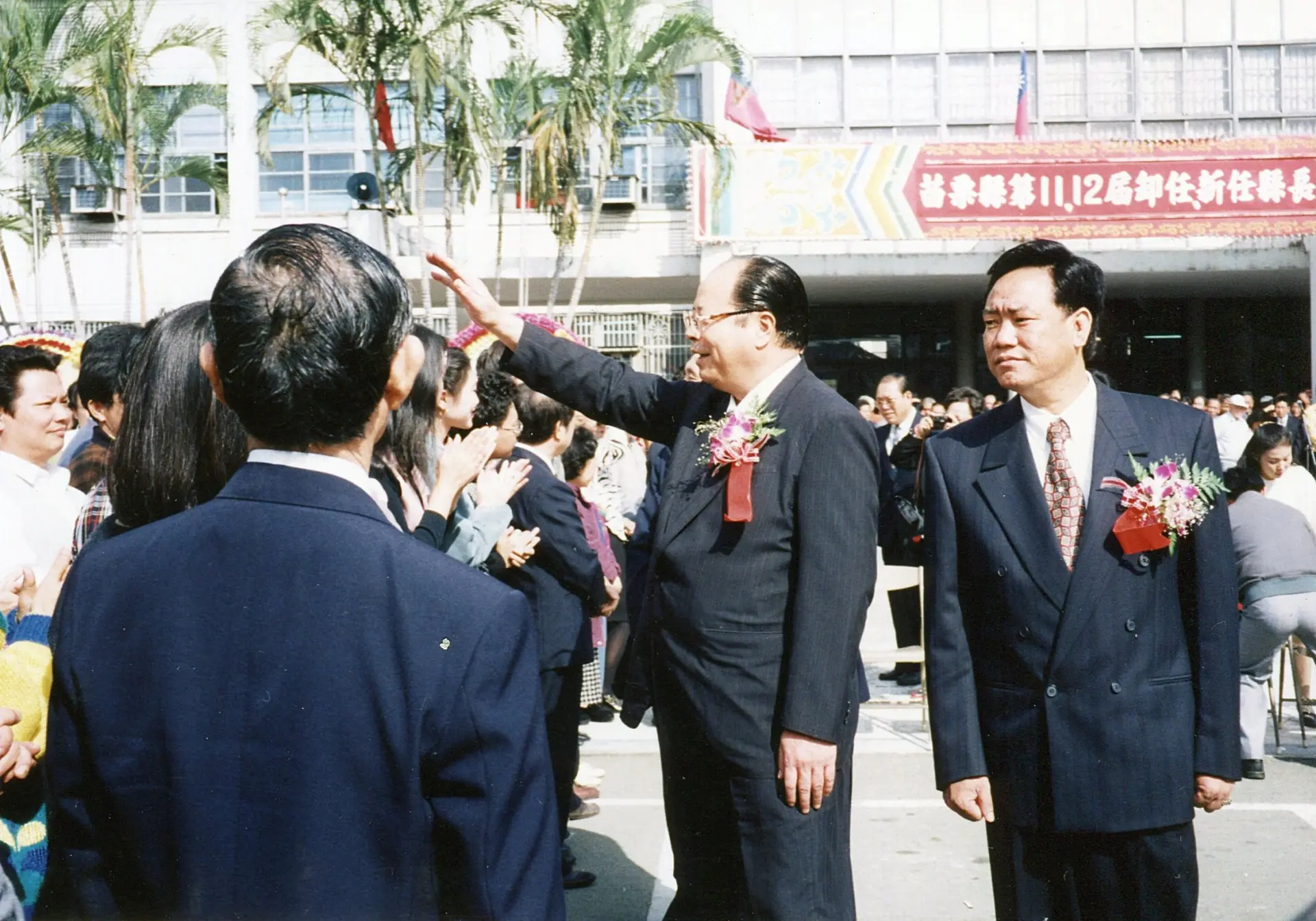 何智輝（右一）宣誓就任苗栗縣長後，在縣府廣場送別連任失敗的張秋華（右二），場面顯得有點尷尬。何來美攝
