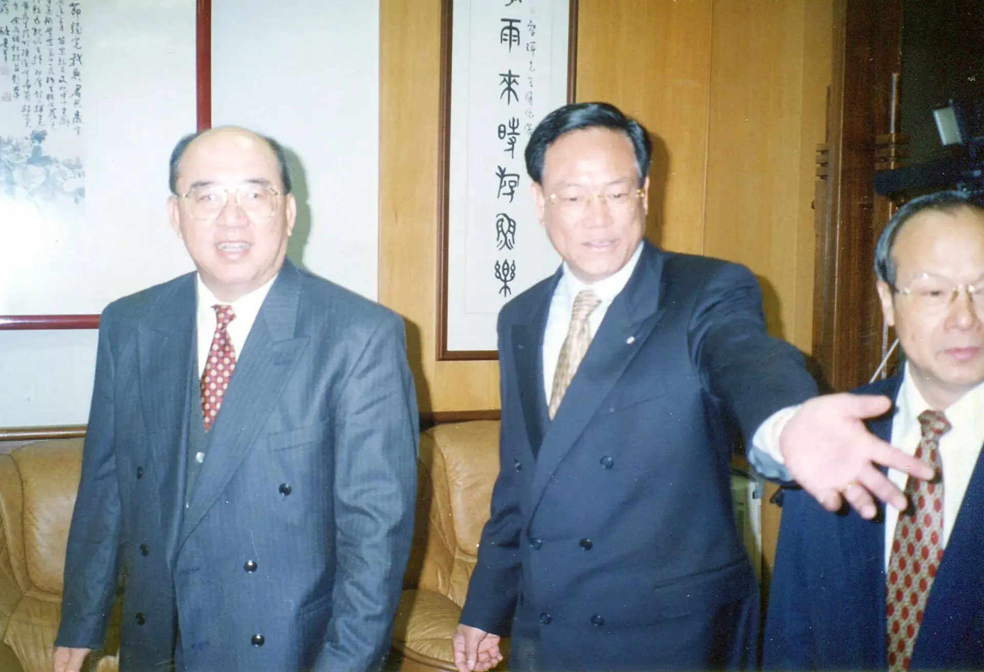 1993年國民黨中央黨部秘書長吳伯雄（左）到苗栗拜會縣長何智輝，讓何智輝恢復黨籍並提名參選連任，圖右是當時縣議會議長胡振春。何來美攝