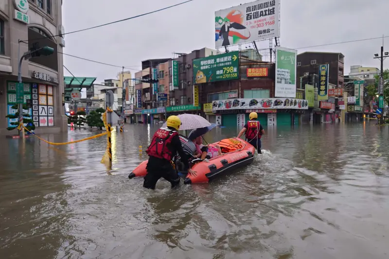 台南地區26日凌晨出現明顯雨勢，仁德區接近國道1號仁德交流道附近積淹水嚴重，消防局出動橡皮艇協助行動不便長者撤離。中央社