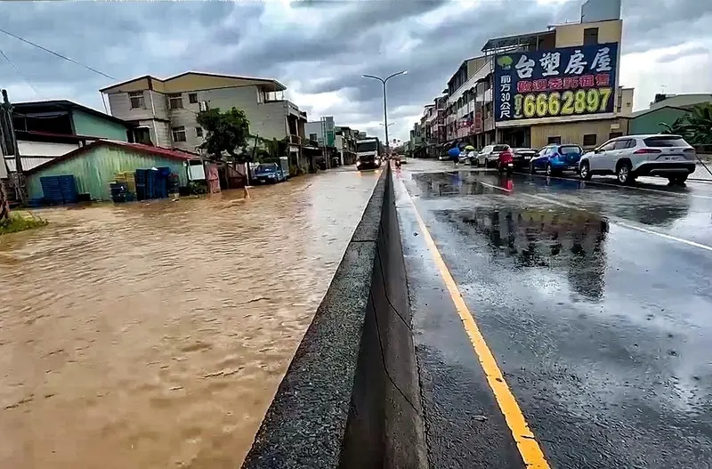 受颱風米克拉外圍環流及西南風影響,高雄山區25日清晨降下大雨,累積雨量已突破300毫米,旗山、內門、美濃多處積淹水。圖為高雄市旗山區旗南二路地區淹水陸續消退。翻攝照片
