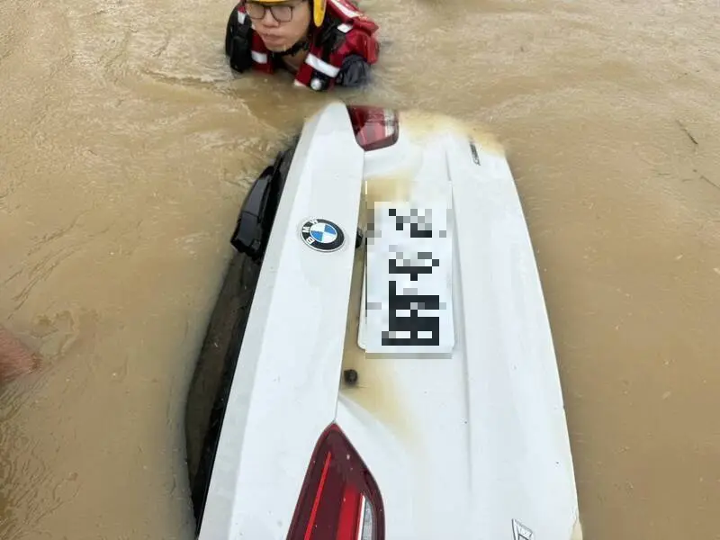 民眾的寶馬座車在洪水中被撈起。新竹縣府消防局提供