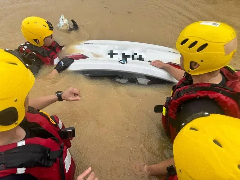民眾的寶馬座車在洪水中被撈起。新竹縣府消防局提供