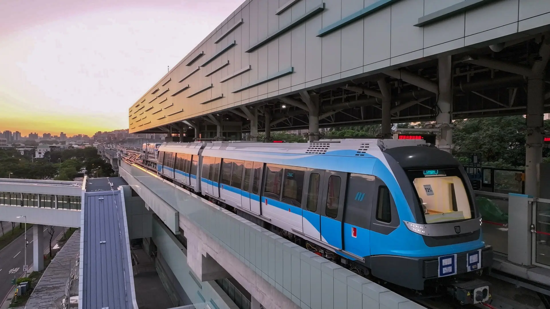 三鶯線於6月30日正式通車,並於當天下午開始試營運至8月31日,開放兩個月免費搭乘。新北市政府提供