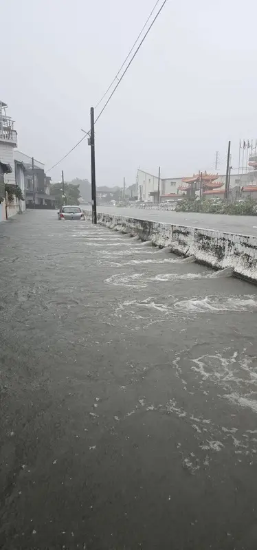 屏東縣25日降下致災性強降雨,潮州鎮低漥處上午淹水災情嚴重。潮州鎮公所主秘王建元受訪表示,自2009年八八風災以來,這樣的淹水情形今天首次遇到。潮州鎮公所提供