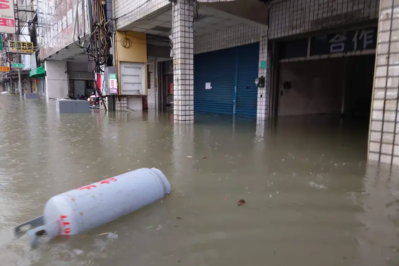 台南市仁德區部分地區26日清晨出現積淹水情形，靠近國道1號仁德交流道的中山路段水深及腰。中央社