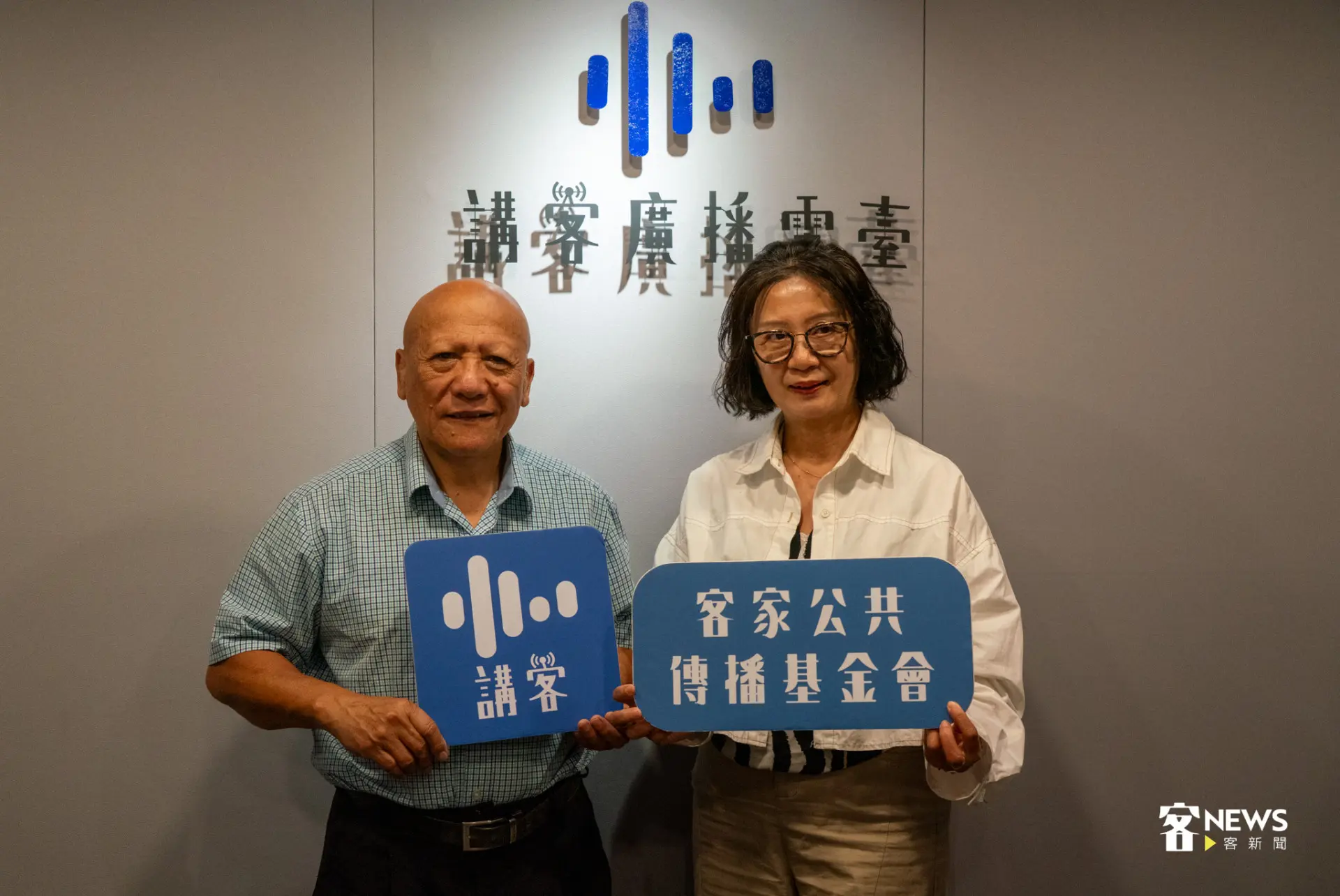 卜袞（左）認為，口述的語言非常美麗，「不必用很多字告訴你『我愛你』，我只要重複說『太陽一直從東邊出來』，那個晨曦會一直一直打到你心裡！」李宥妍攝