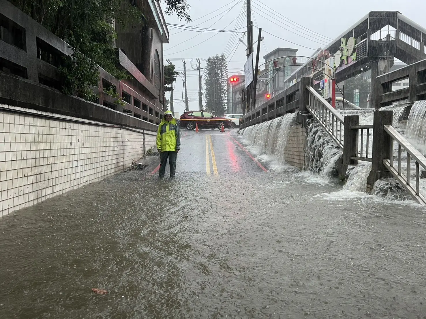 颱風米克拉北上造成強降雨，新竹縣多處地下道淹水。竹縣府提供