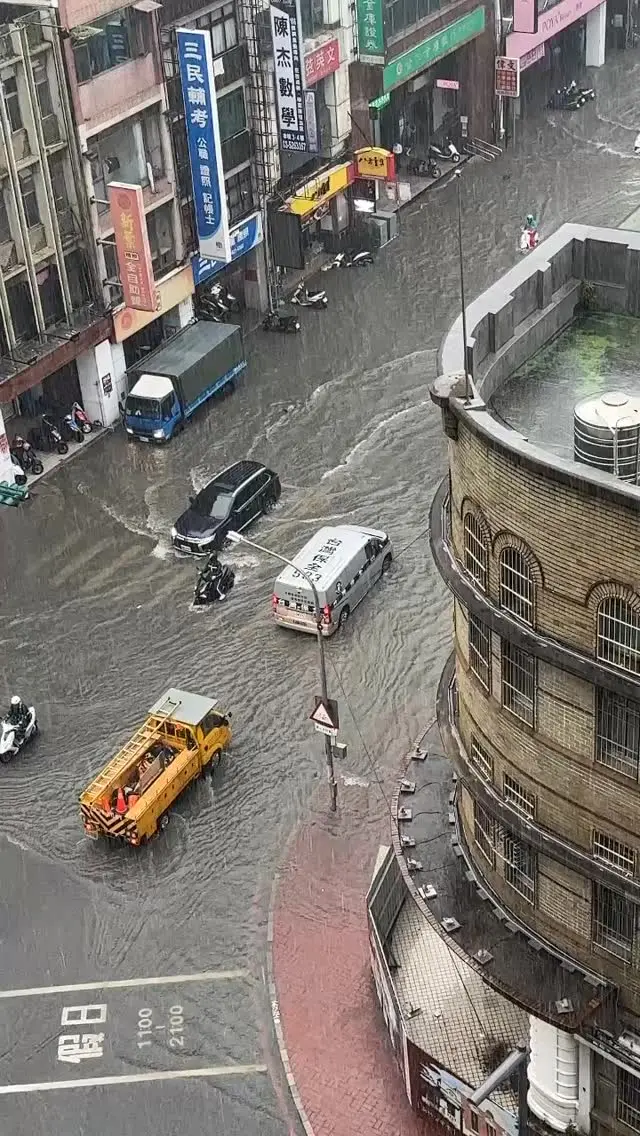 新竹市東門街整條瞬間淹成河道。圖片來源:hcedutw授權