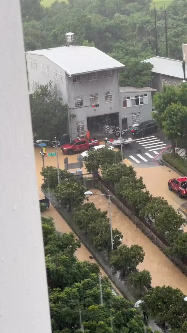 新竹縣竹北市勝利八街二段一早淹水，居民驚呼：「水要滿出來了。」圖片來源：網友 linyingting___ 授權使用
