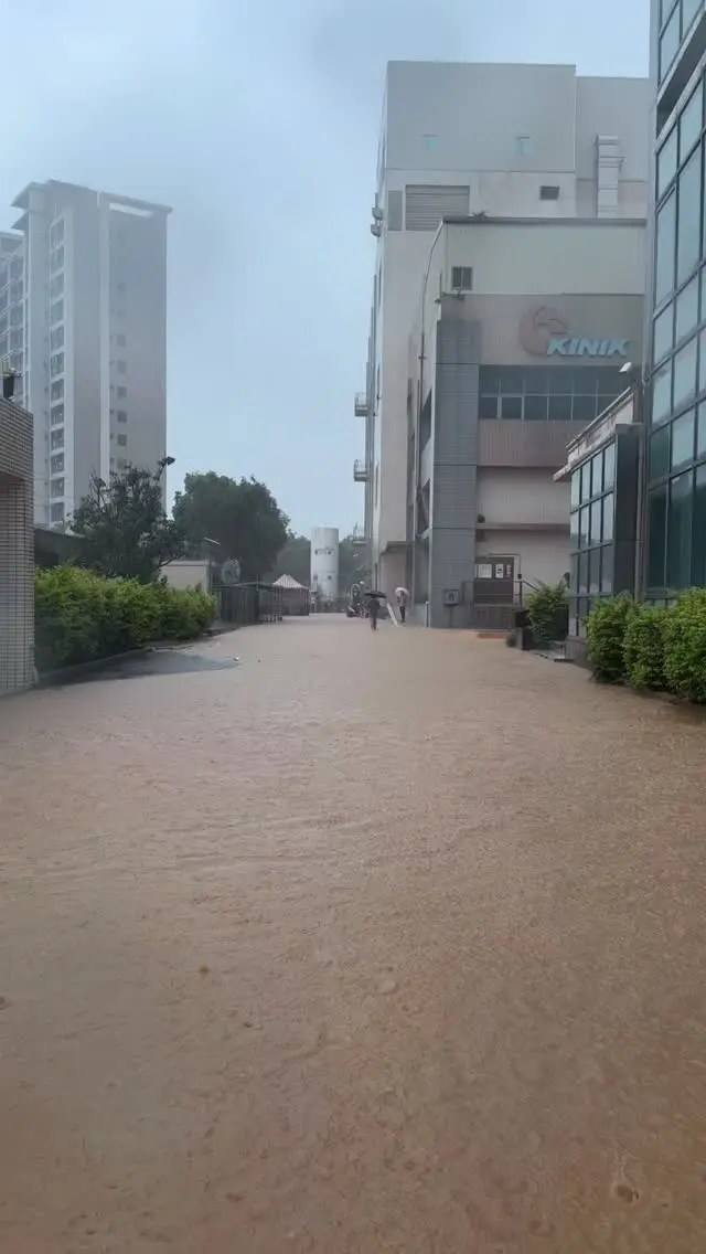 新竹縣竹北市十興路淹水嚴重。圖片來源：1minaday.nina 授權