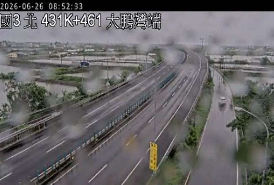 高公局開放國道3號末端大鵬灣至林邊交流道高架橋北上路段，自上午11時起，提供屏東縣林邊低窪地區於颱風豪雨期間，做為車輛避難場所。翻攝自 高公局1968即時路況