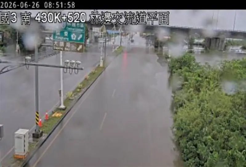 高公局開放國道3號末端大鵬灣至林邊交流道高架橋北上路段,自上午11時起,提供屏東縣林邊低窪地區於颱風豪雨期間,做為車輛避難場所。翻攝自 高公局1968即時路況