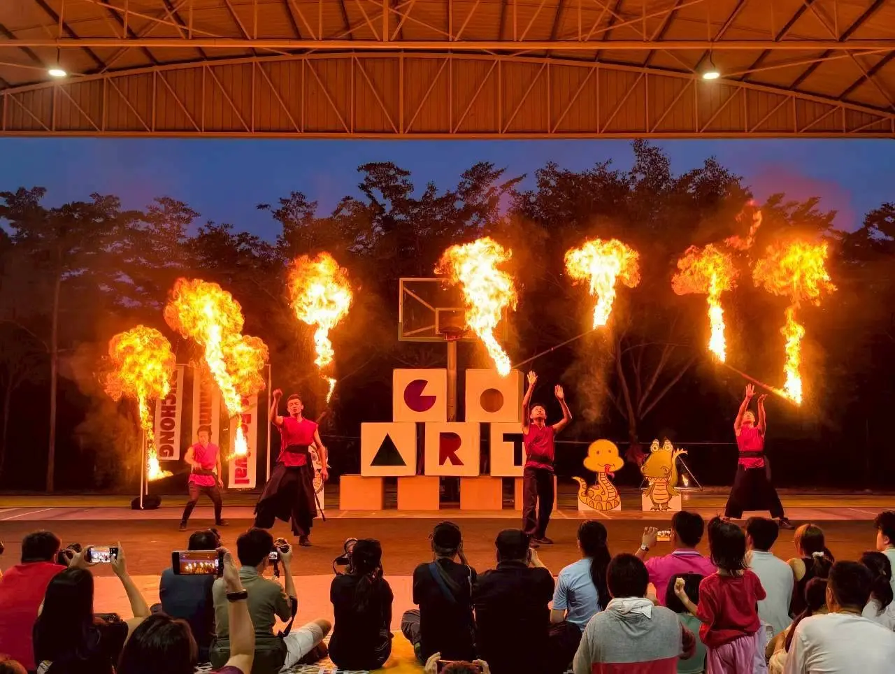炙熱火光與舞者身影交織,呈現臺灣客家先民在土地上堅毅開墾、守護信仰與傳承文化的精神。臺灣客家藝文交流團隊提供