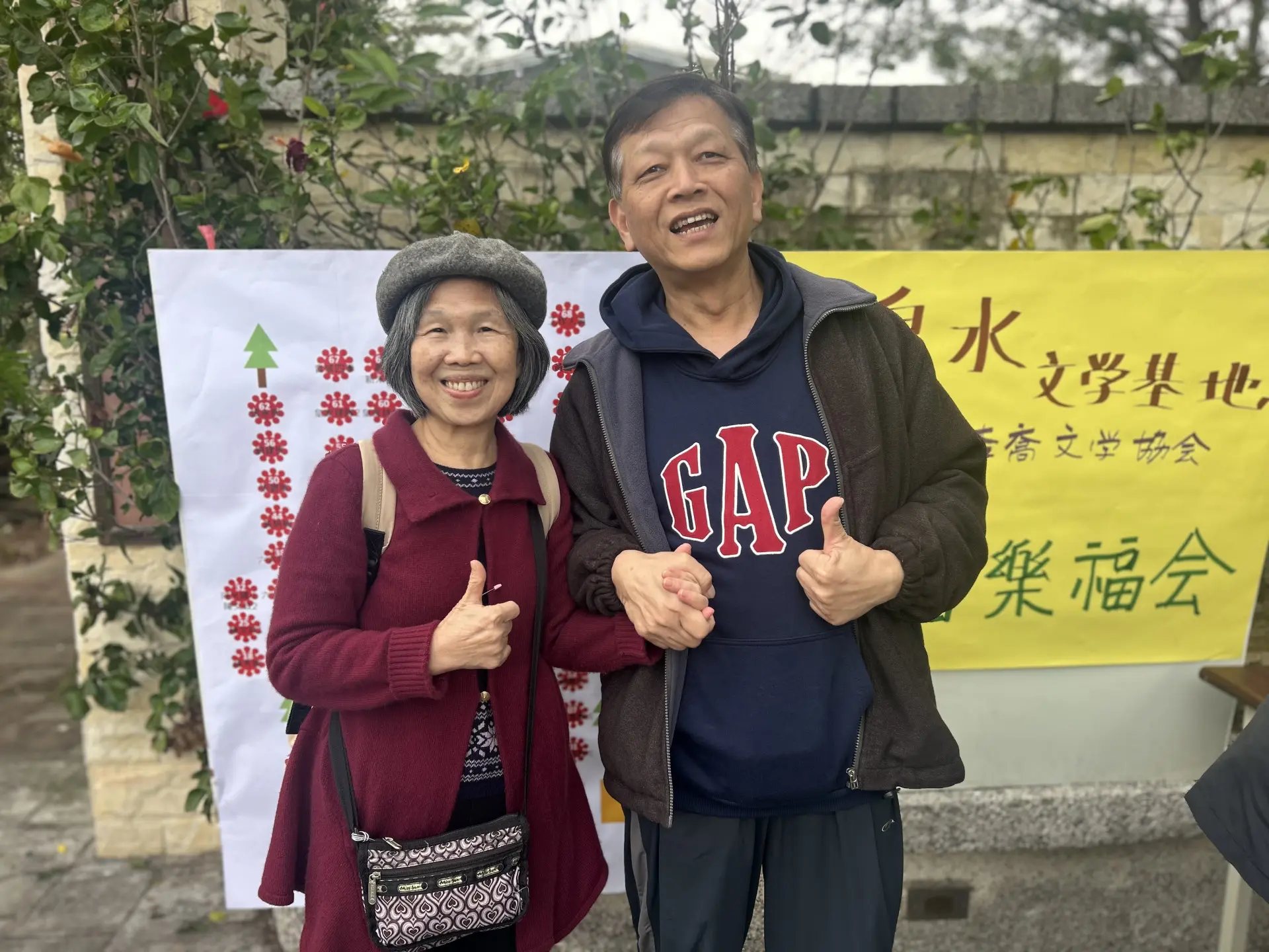 師範大學國文系退休教授張美煜老師(左)的家族,在日本時代從新竹關西遷往屏東南州。當時當地北部客家移民僅約二十戶,他們南下的主要原因,正是為了尋找更多土地與發展空間。此照片為我們兩人參加張秋台校長與李喬老師的歲末音樂食福活動時的合影。2025,苗栗公館。楊國鑫提供