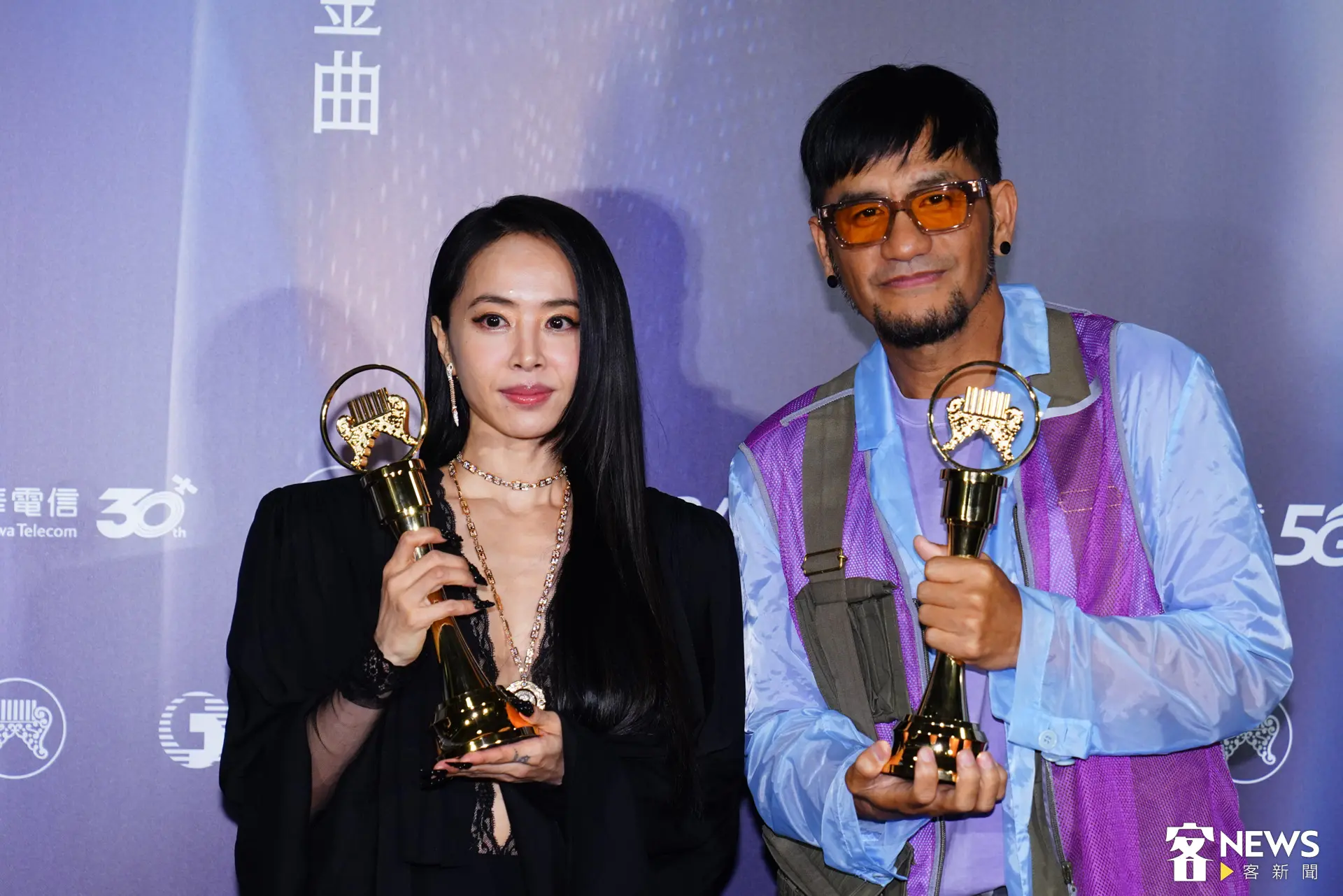 金曲37歌王張震嶽以及歌后蔡依林在後台合照。朱愷元攝