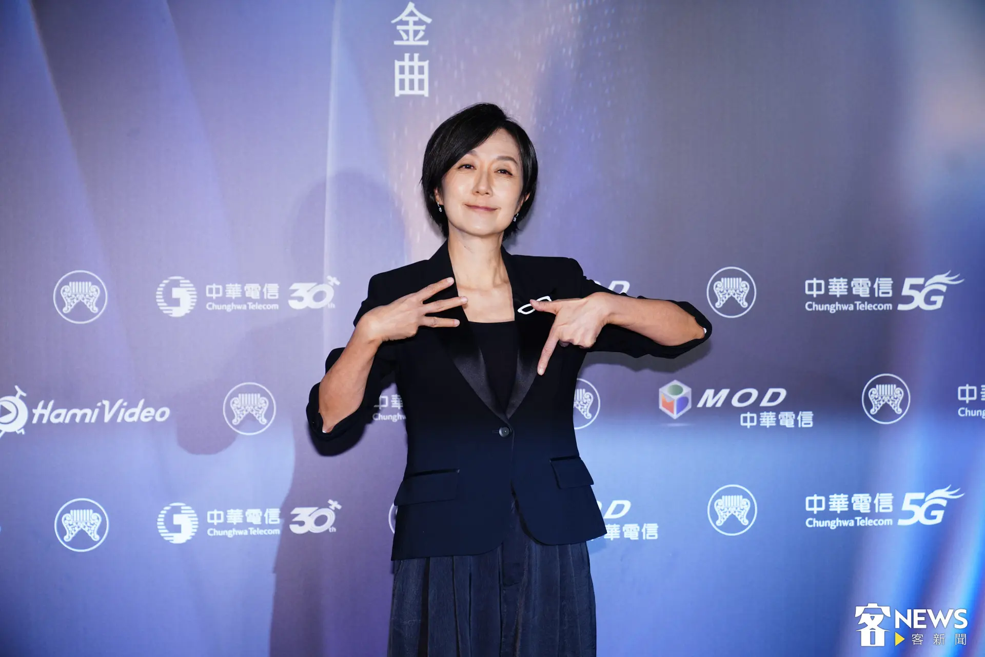 金曲評審團主席黃韻玲在後台開心地比出象徵第37屆的「37」。朱愷元攝