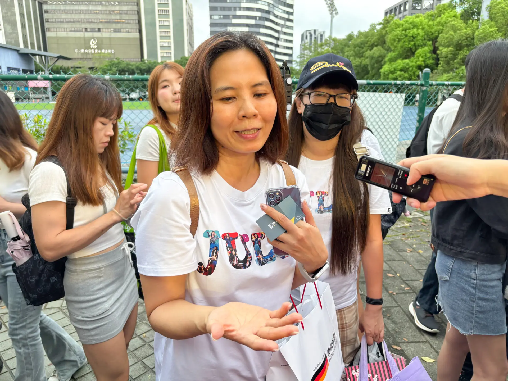 「呼彭喚友」粉絲後援會粉絲一大早就到場應援。簡琬真攝