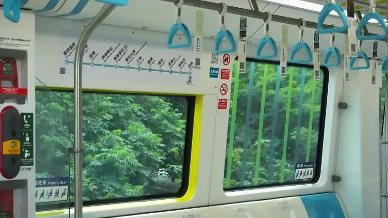 車廂內部延續「票卡」概念,設置票卡造型吊飾,並結合 QR Code 與 AR 互動體驗。新北市美術館提供