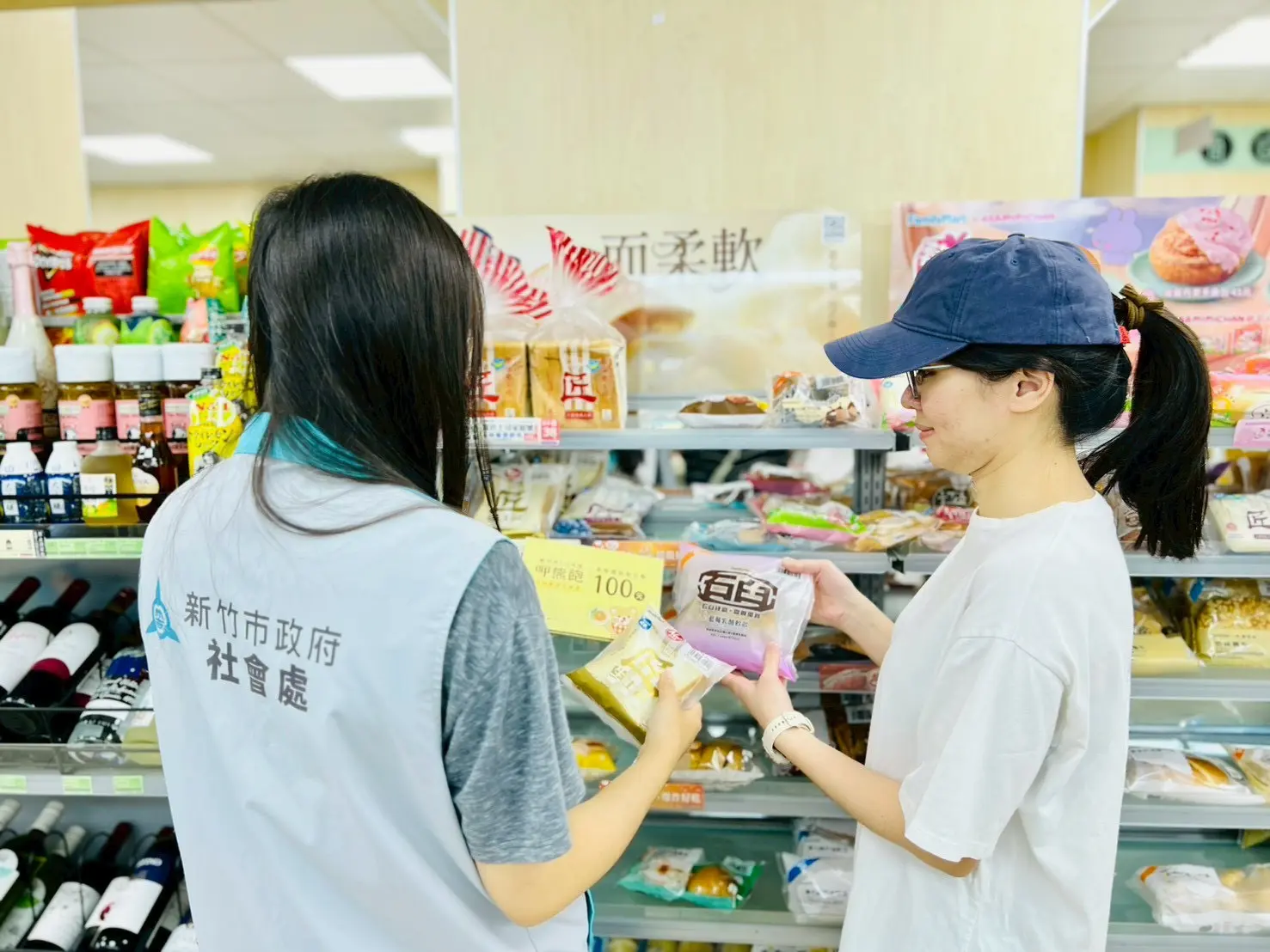 社工人員陪同學童至超商使用「呷熊飽」餐食券。新竹市政府提供