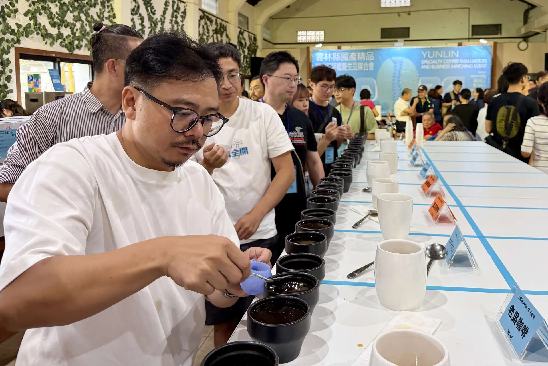 「雲林縣國產精品咖啡豆評鑑」,現場吸引咖啡好者及買家,氣氛熱鬧緊張。雲林縣政府提供