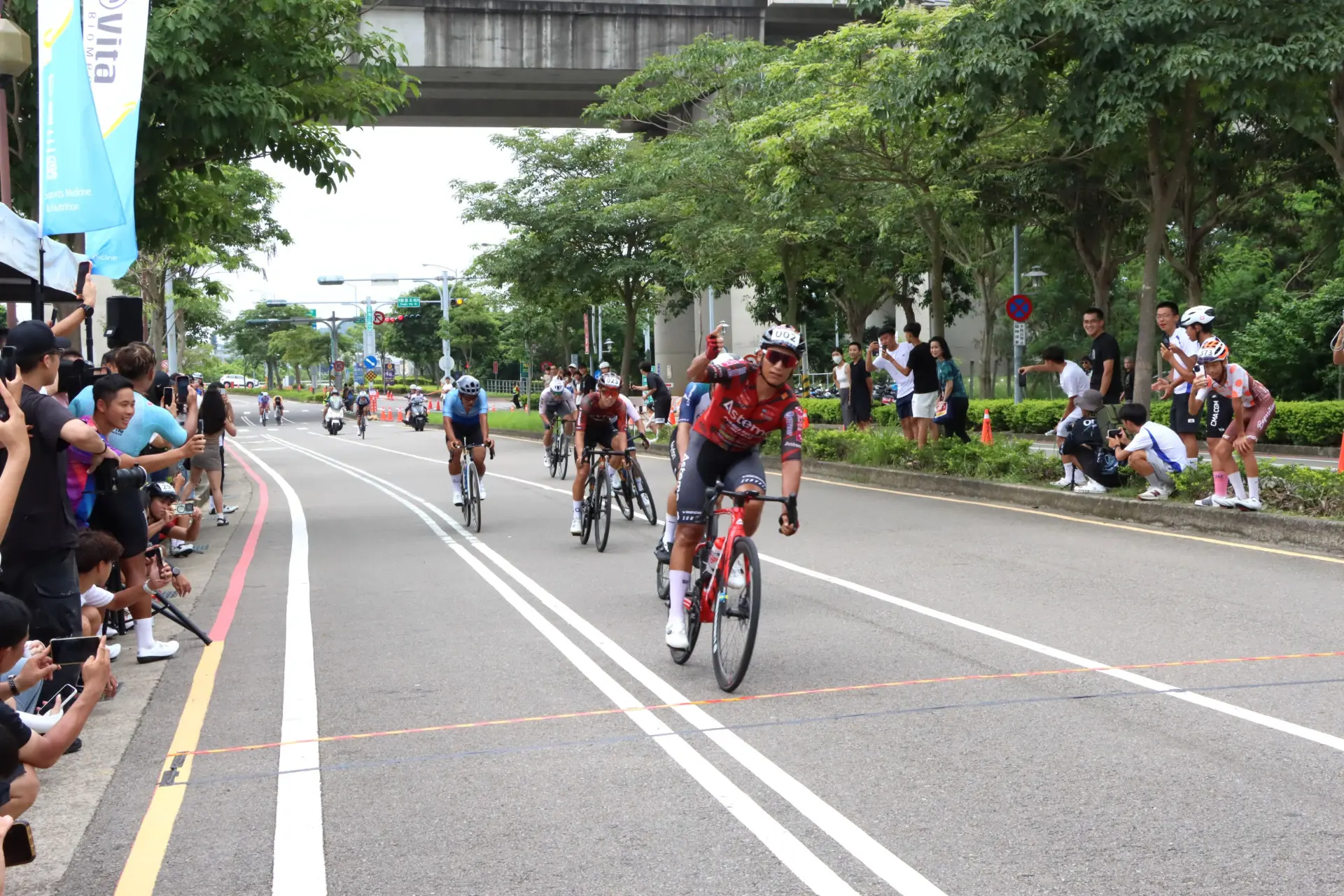 「台灣一哥」自由車國手馮俊凱參與苗栗客家圓樓繞圈賽男子A組奪冠瞬間。苗栗縣政府提供