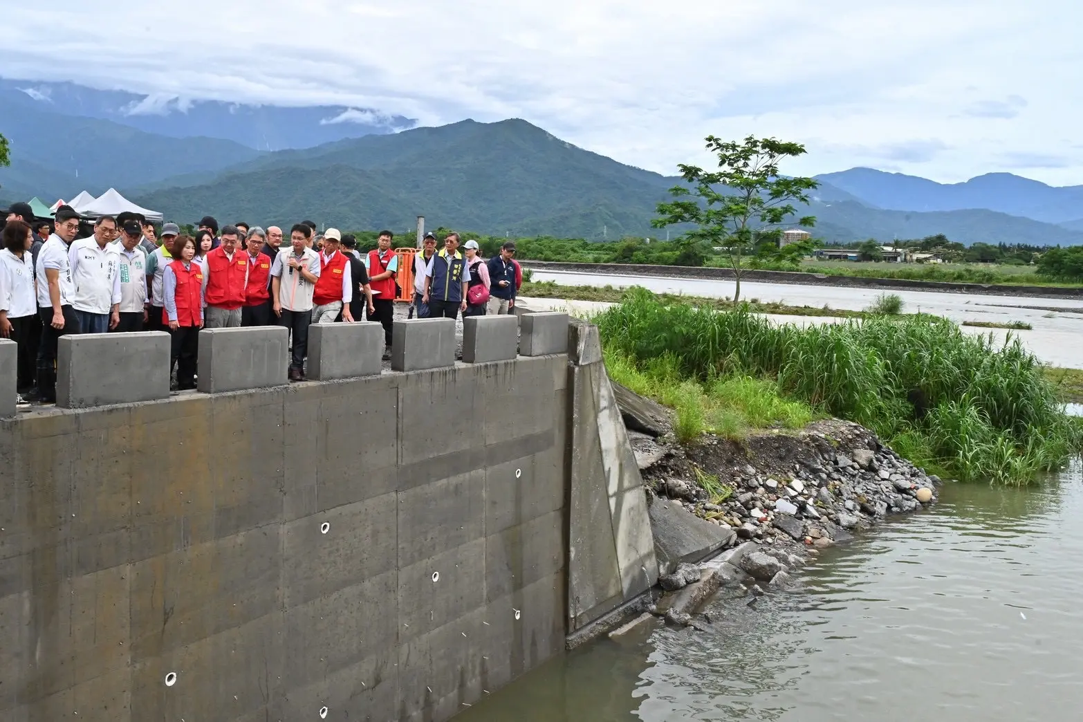行政院長卓榮泰視察於2026年6月27日屏東內埔鄉中林排水改善工程。行政院提供
