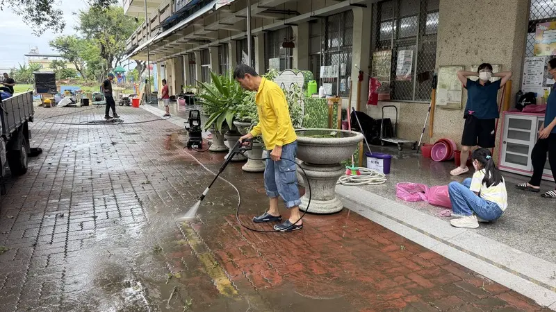 屏東縣萬丹鄉興化國小受到麟洛排水右岸堤防潰堤影響,水漫入校園導致淹水,學校積水28日已退去,校方趕緊清理環境。中央社