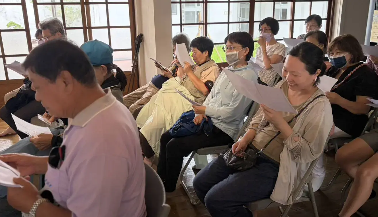 活動打破傳統座談模式，安排讓每位參與民眾共讀《𠊎屋下个番檨樹》篇章段落，實地感受文學真實的溫度。高雄客基會提供