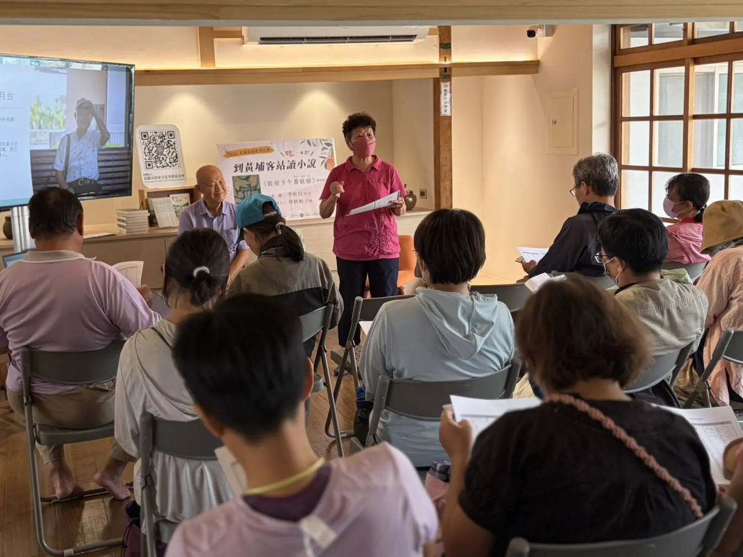 客語協作曾秋梅老師帶領現場參與民眾用客語朗讀。高雄客基會提供