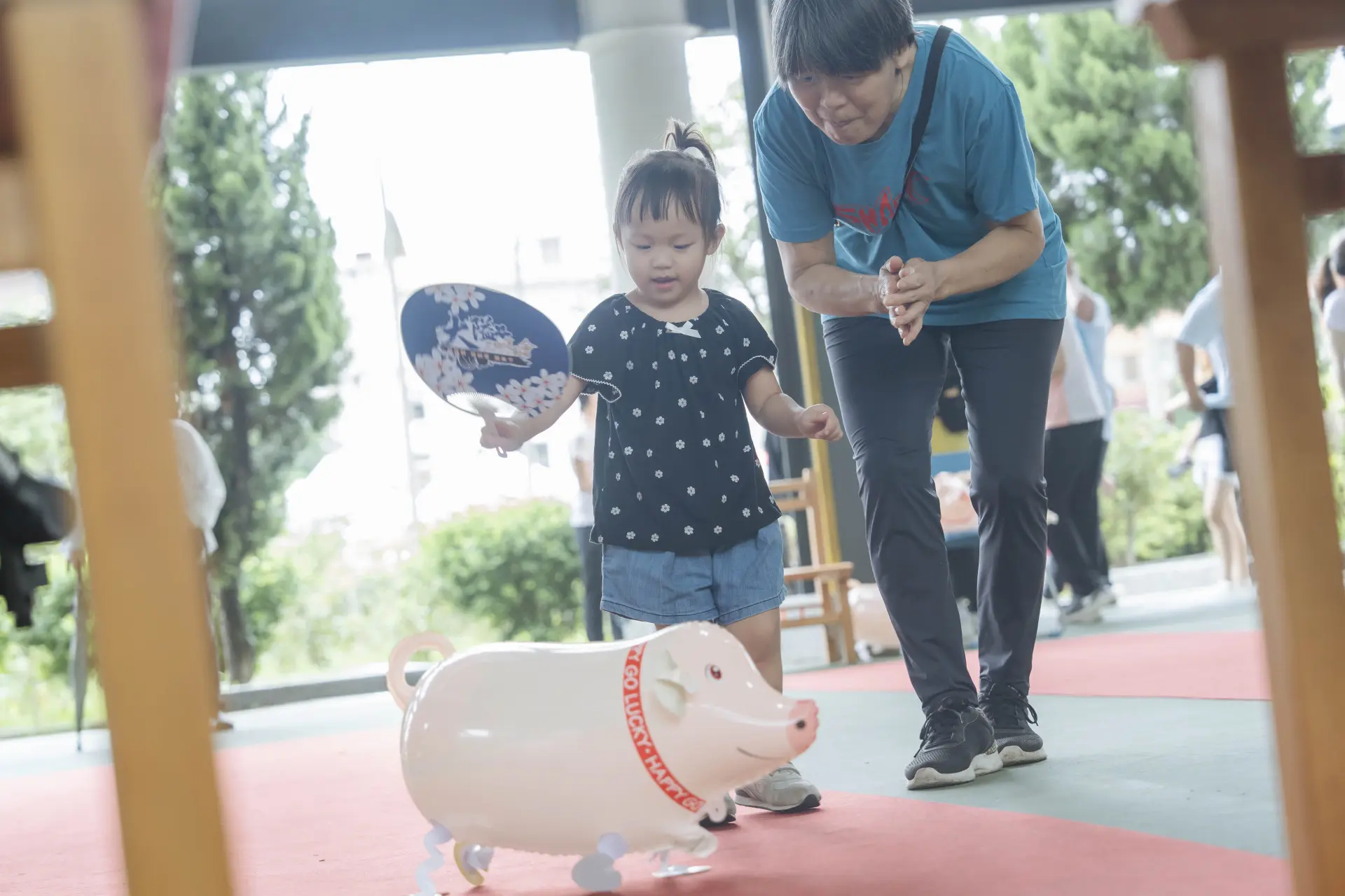 大人和孩童參加「細人仔搧扇樂」趣味活動。客委會提供