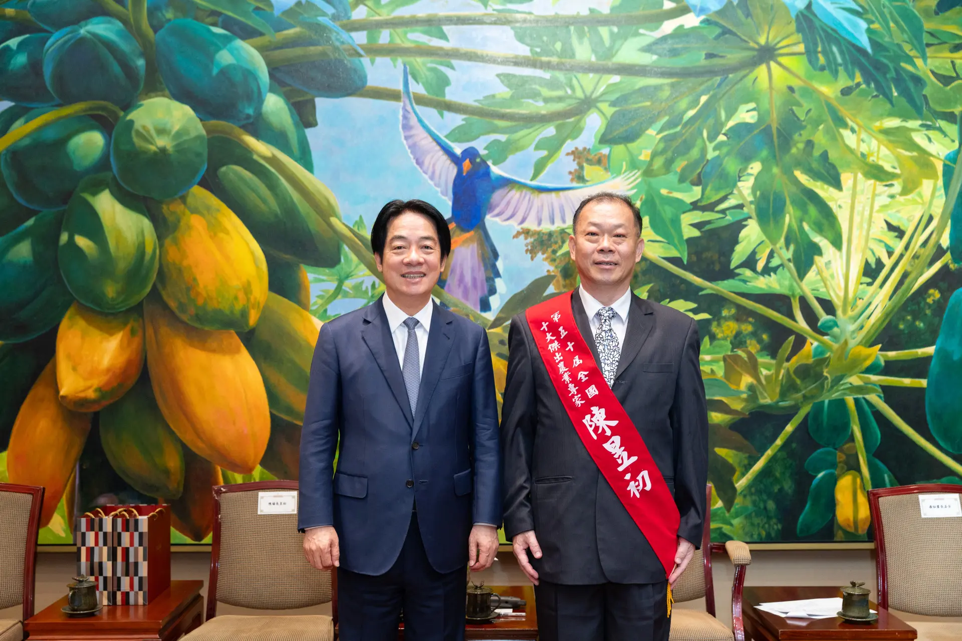 陳昱初三十多年來致力推動生物農藥與永續農業，協助農民減少對化學農藥的依賴，從源頭守護餐桌安全。總統府提供