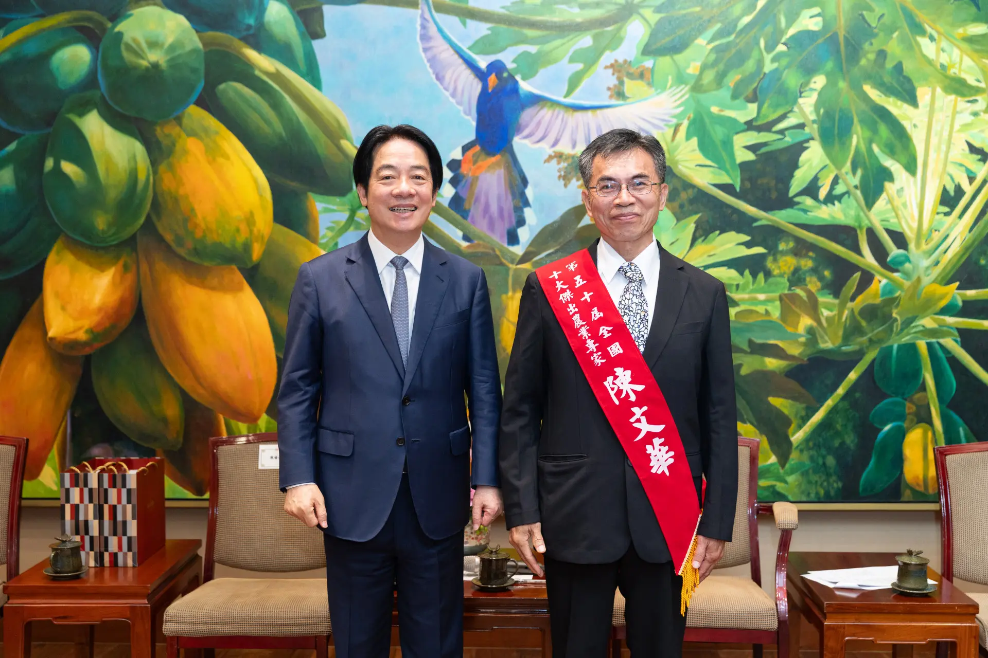陳文華長期培育優秀的植物醫師，協助農民正確診斷、精準用藥，確保農產品安全。總統府提供