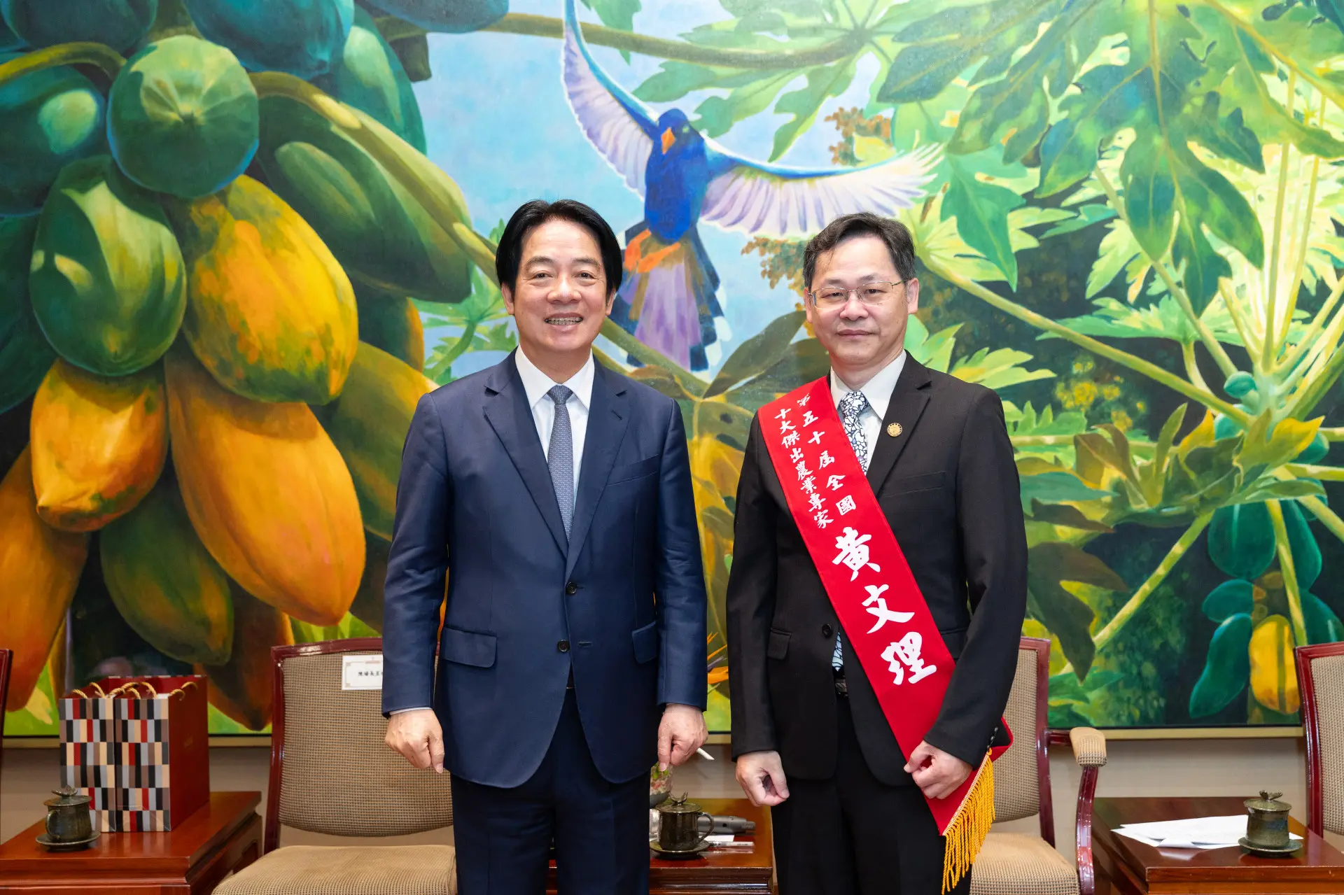 黃文理投入耐旱節水水稻育種，也協助制定茶樹寒害保險理賠的科學標準，讓農民的辛苦付出更有保障。總統府提供