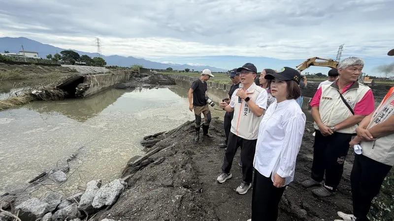 連日豪雨造成屏東萬丹鄉麟洛排水右岸堤防潰堤,縣長周春米(前)28日視察搶災工程;短期復建工程,預計在明年5月汛期來臨前完工。中央社