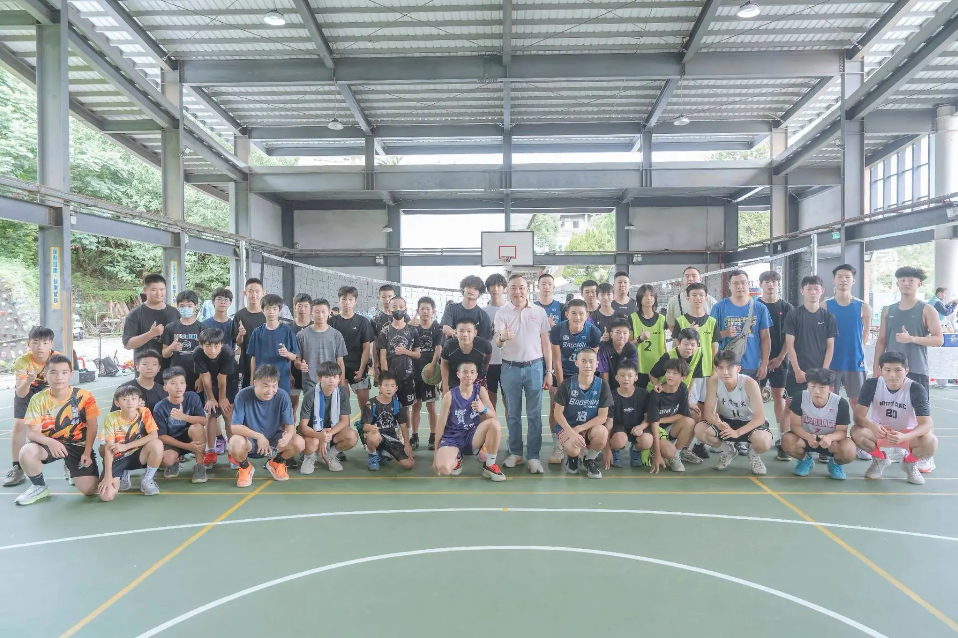 競爭激烈的三對三籃球競賽成員大合影。翻攝寶山鄉公所FB