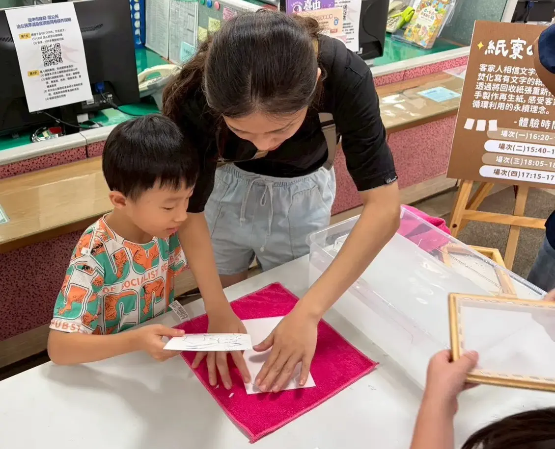 民眾透過-手工造紙體驗-理解紙張得來不易-展現客家族群-敬惜字紙-的精神。中市客委會提供