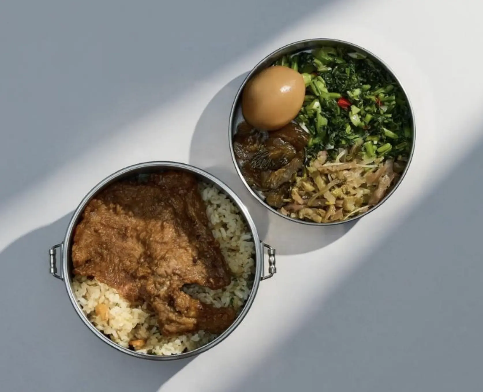 台鐵推出的「懷舊排骨菜飯鋼盒便當」，販售地點：鳳山車站A棟「台鐵便當體驗店」。台鐵提供
