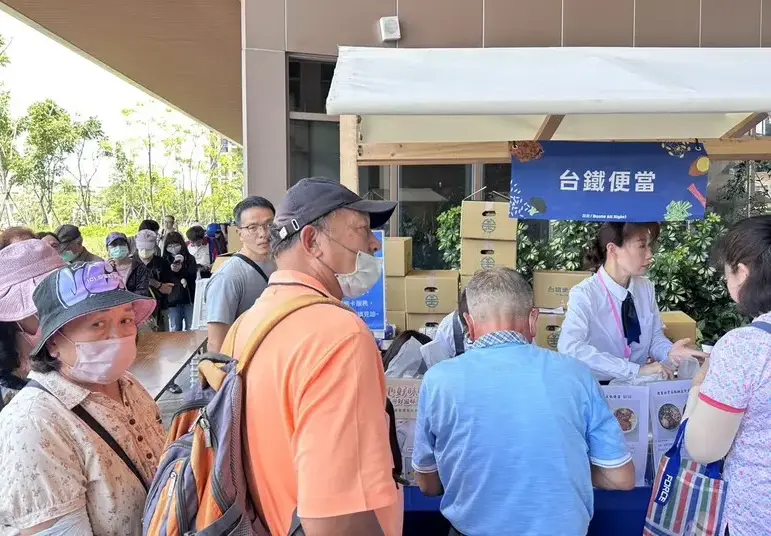 台鐵便當體驗店開幕，鳳山車站出現排隊買便當人龍。中央社