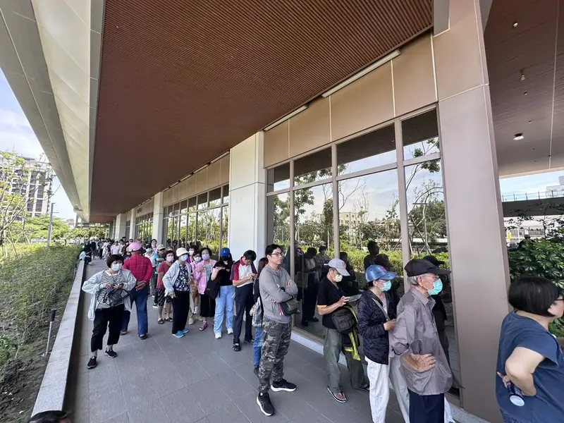 首座台鐵便當體驗店30日開幕，鳳山車站出現排隊人龍。中央社