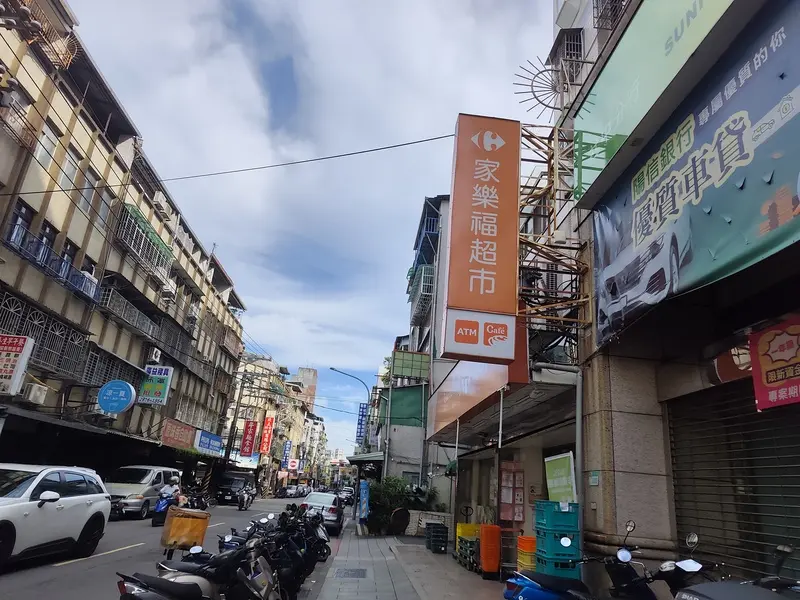 駐點社區的「家樂福」超市將於7月1日起正式改為「樂家康」超市。中央社