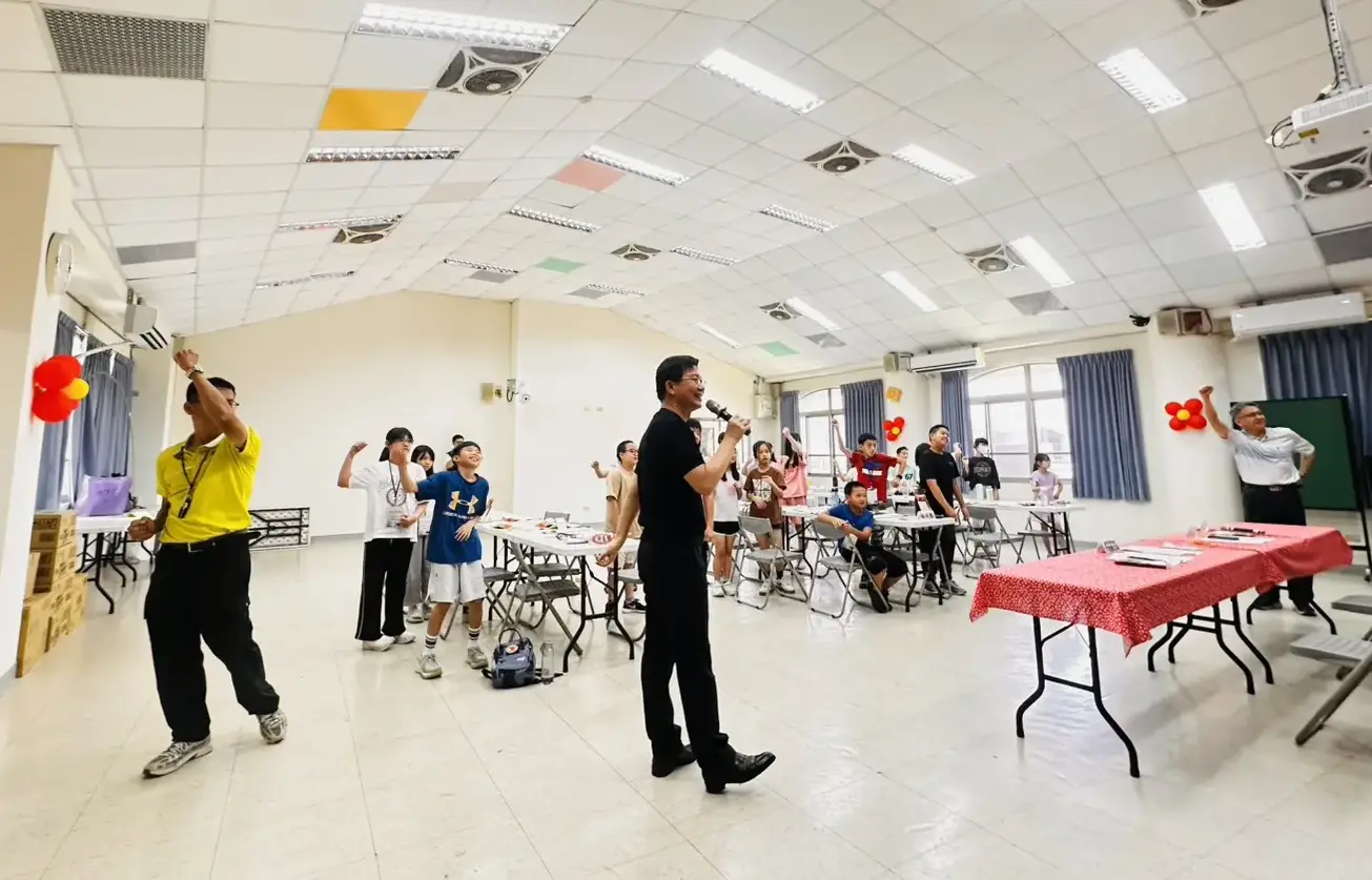 台中市客委會主委江俊龍帶領全體師生歡唱客語經典歌曲「月光光123」。台中市客委會提供