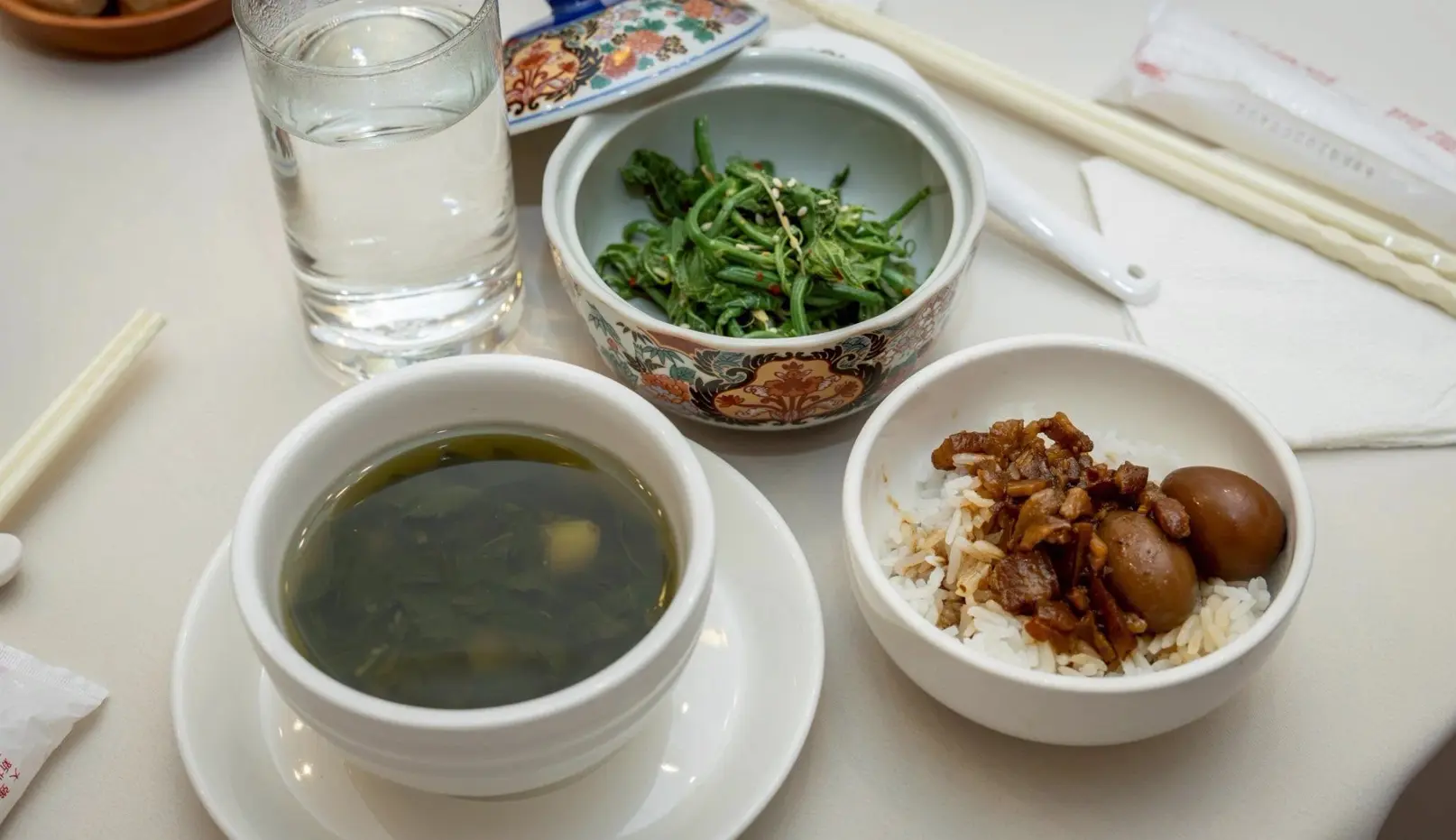《臺灣漫遊錄》書中提及的麻薏湯、肉臊飯、龍鬚菜等料理。翻攝賴清德臉書