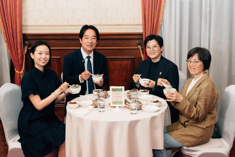 總統賴清德（左2）與《臺灣漫遊錄》作者楊双子（右2）、譯者金翎（左1）及春山出版總編輯莊瑞琳（右1），一同享用書中美食。文化部提供