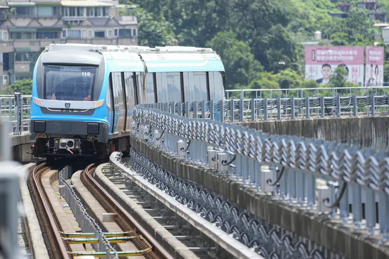 新北捷運三鶯線30日正式通車,列車行駛於高架軌道。三鶯線全長14.29公里、共設12座車站,串聯土城、三峽及鶯歌地區,成為新北市首條自辦中運量捷運系統。中央社